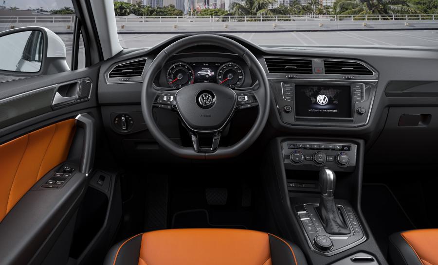 Панель приборов Volkswagen Tiguan R-Line 2016 года  (WW) (фото 6 из 36)